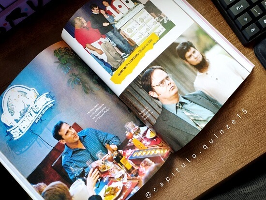 miolo do livro the office Bem-vindo a Dunder Mifflin - os bastidores da série The office” imagem do miolo do livro onde constam as fotos dos bastidores