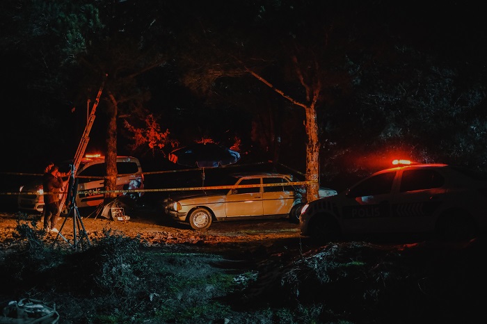 IMAGEM DE POLICIAIS PARA RESENHA DO LIVRO BAD MOTHER